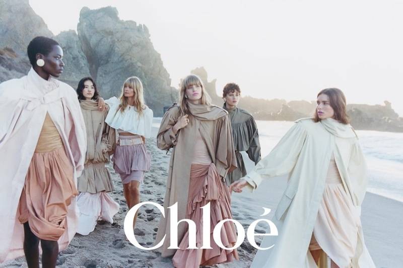 Modelle della campagna Chloé Primavera Estate 2026 in look fluidi e naturali ispirati all’estate