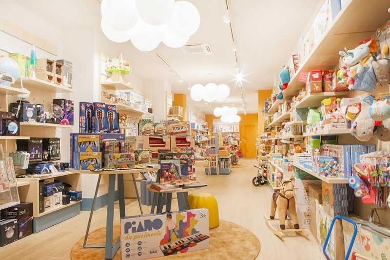 Interno del nuovo negozio Città del Sole alla Stazione Centrale di Milano con giochi educativi e creativi per bambini
