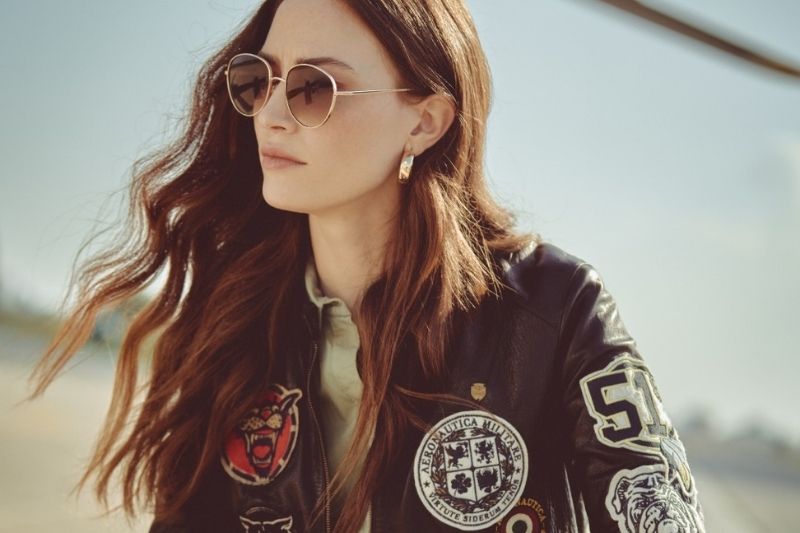 modella con giacca chiodo multipatch Aeronautica Militare SS26
