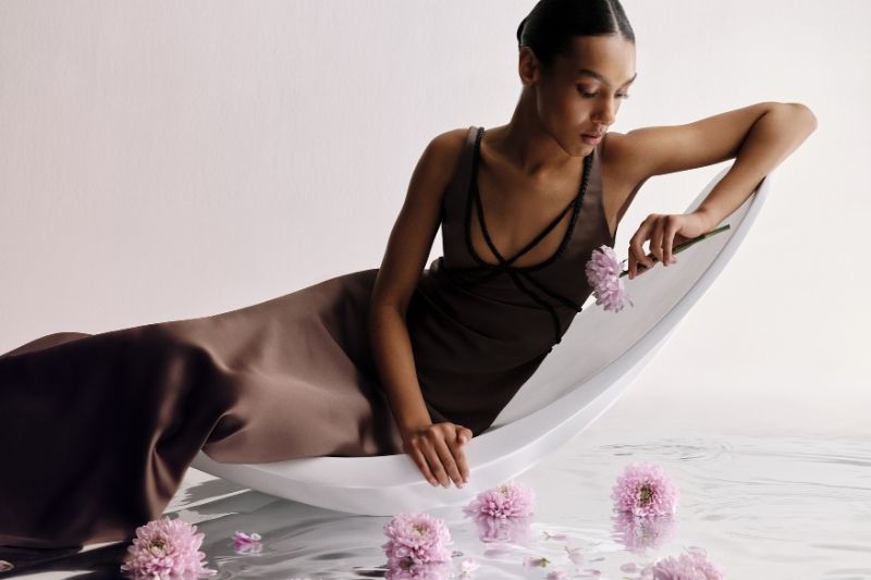 Abito couture Antonio Riva Milano con silhouette satinata e dettagli trasparenti per il Luxury Monte-Carlo 2026