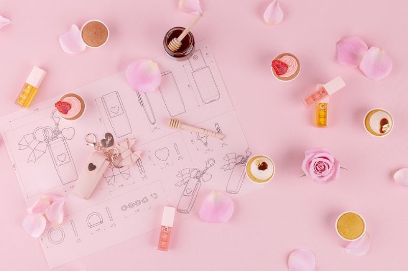 Lip oil BioNike Defence Color con dolci, petali di rosa e dettagli beauty rosa per la collezione Delicious Moment