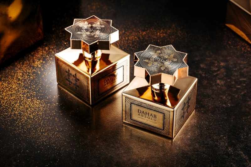 Flaconi del profumo Dahab Absolu by Kajal Perfumes Paris con packaging oro della Gold Collection