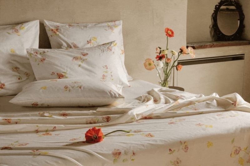Completo letto floreale della collezione Dalfilo Botanica SS26 in tonalità crema e rosa