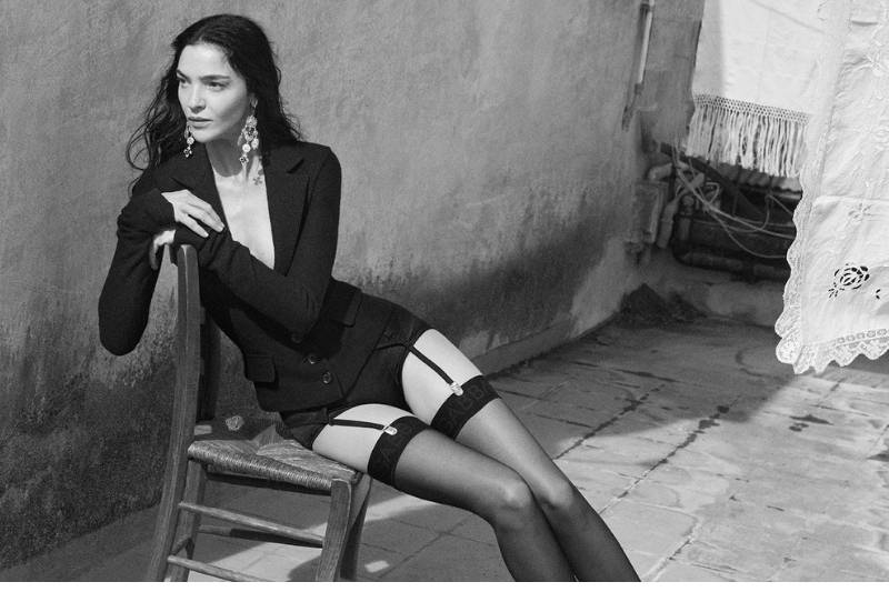 Mariacarla Boscono posa in lingerie e blazer nero nella campagna Dolce&Gabbana Spring Summer 2026 in bianco e nero