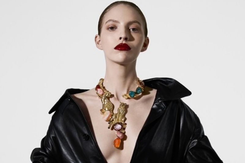 Modella con collana felina Giovanni Raspini Panthère Noire e maxi gemme colorate