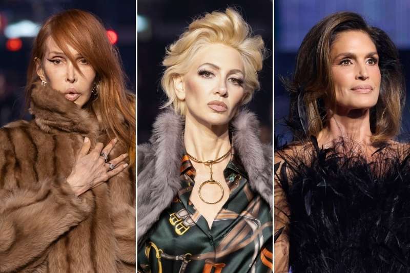 Tre modelle alla sfilata Gucci Cruise 2027 a New York con look glamour tra pellicce, piume e satin