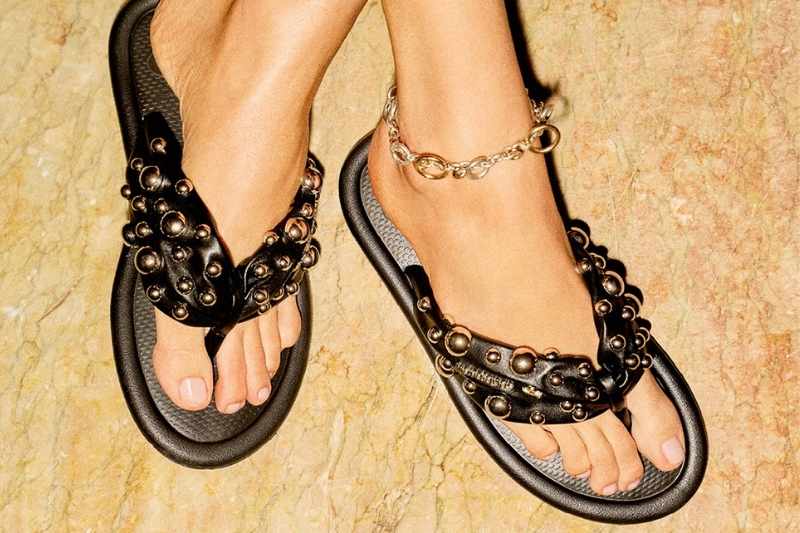 Infradito nere Havaianas x Isabel Marant con dettagli metallici e design boho chic
