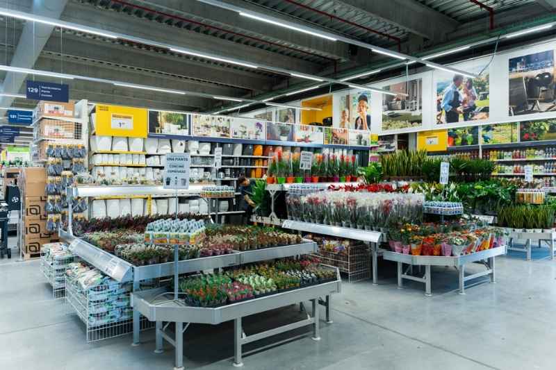 Interno del nuovo showroom garden Leroy Merlin Arese con piante, arredi outdoor e area dedicata al gardening