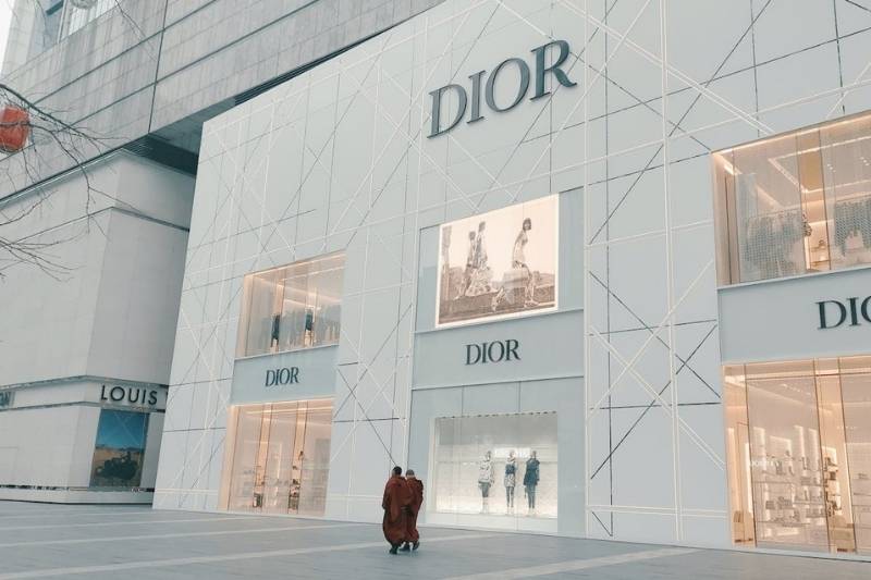 Boutique Dior in una grande città con facciata minimal e vetrine dedicate al lusso contemporaneo