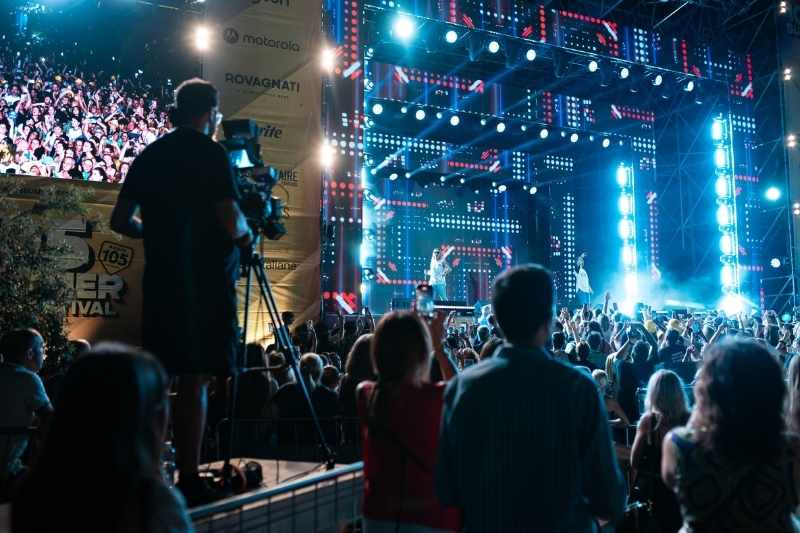 Concerto del Radio 105 Summer Festival 2026 con palco illuminato e pubblico durante una serata live