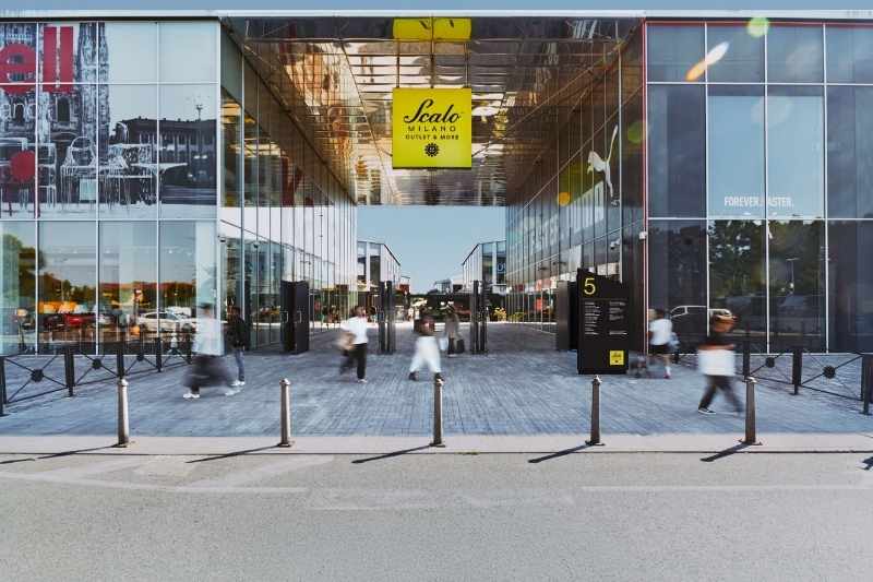 Ingresso di Scalo Milano Outlet & More durante l’evento Yellow Night 2026