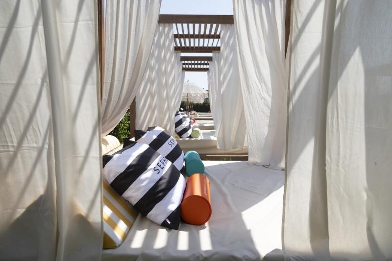Area relax del Kora Beach Club personalizzata Sephora Collection durante il takeover estivo dedicato alla nuova linea Bath