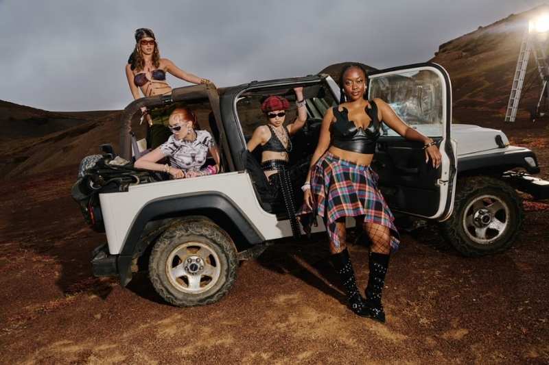 Modelle con look festival firmati Shein durante gli eventi musicali europei dell’estate 2026