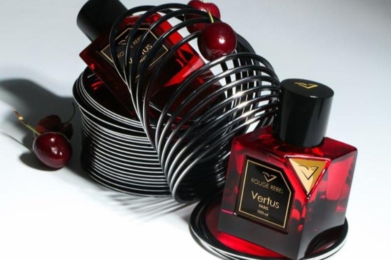 Flacone di Rouge Rebel di Vertus, la nuova fragranza protagonista di Esxence 2026 a Milano