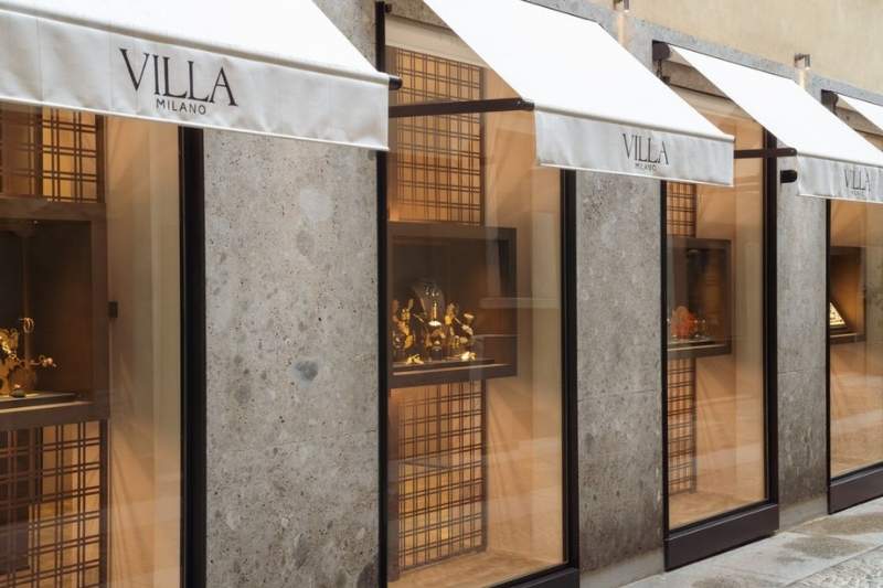 Facciata della boutique Villa Milano nel quartiere Brera a Milano durante le celebrazioni per i 150 anni del brand