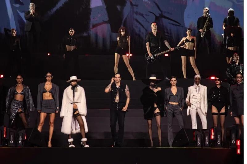 Achille Lauro sul palco di San Siro con le modelle della collezione Erotica per Dondup