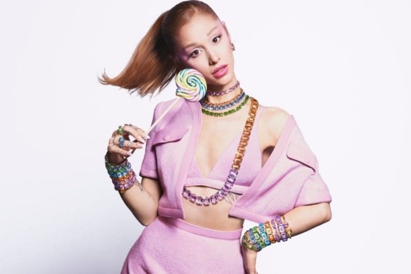 Ariana Grande indossa gioielli colorati Swarovski e tiene in mano un lecca-lecca nella campagna Summer 2026