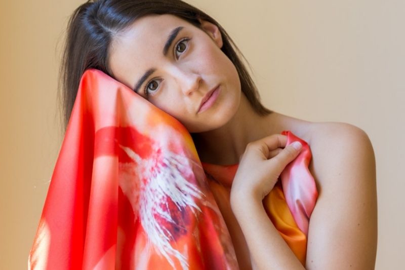Modella con stola Arja Cajo in misto cashmere decorata con stampa fotografica di farfalle