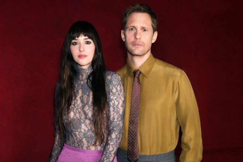 Dakota Johnson e Alexander Skarsgård protagonisti della nuova campagna Valentino Beauty dedicata alla nuova narrativa olfattiva della maison