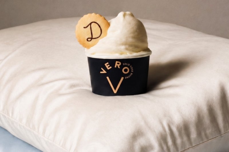 Gelato Sogni d'Oro della collaborazione tra Dalfilo e Vero Gelateria su un cuscino in percalle