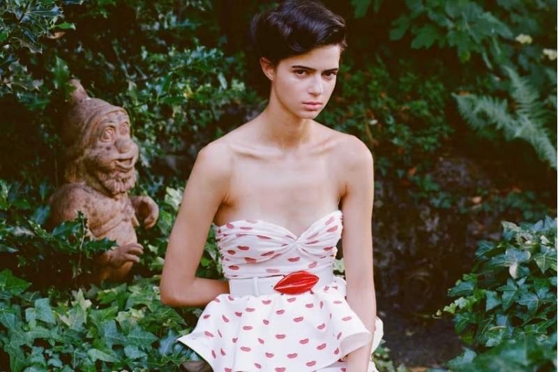 Modella con abito bianco stampato con labbra rosse della collezione Fiorucci Pre-Fall 2026