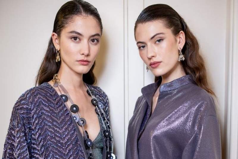 Beauty look naturale Giorgio Armani Primavera Estate 2027 con pelle luminosa e make-up effetto sun kissed