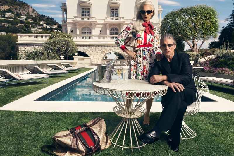 Campagna Gucci Estate 2026 a Monte Carlo con modelli in una villa affacciata sulla Costa Azzurra tra piscina, stampa Flora e accessori iconici