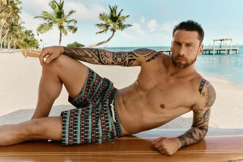 Claudio Marchisio posa su uno yacht con un costume fantasia della collezione Iuman Mare 2026