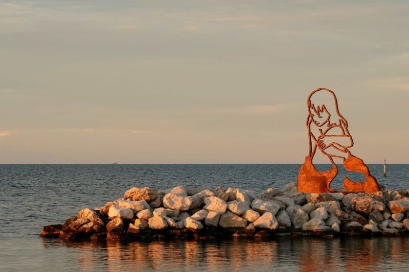 Opera d’arte contemporanea sul mare di Milano Marittima al tramonto durante il Mare d’Arte Festival 2026