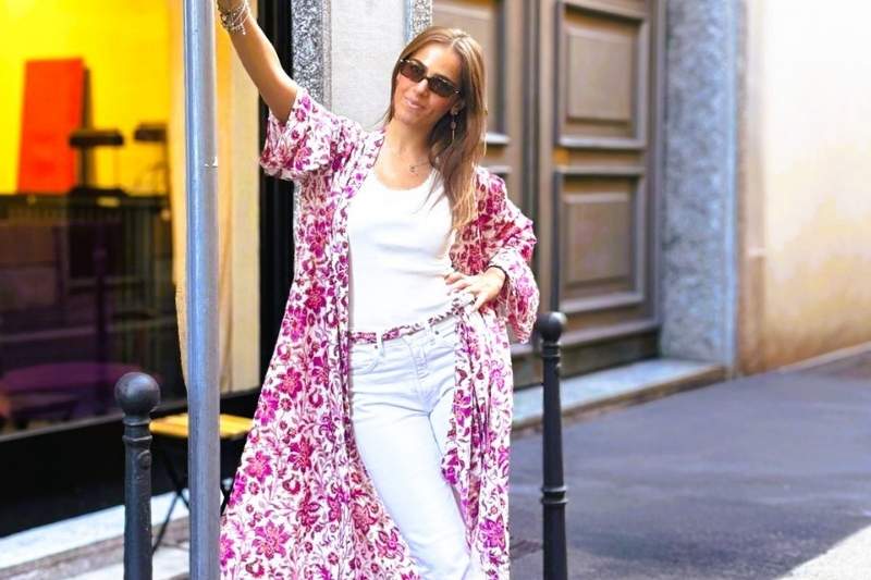 Modella indossa un kimono floreale rosa e bianco della collezione Moiré Editions 01 davanti alla galleria Moiré Milano