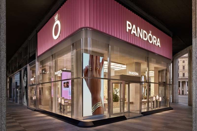 Il nuovo flagship store Pandora a Milano, primo in Italia, situato all'angolo tra Corso Vittorio Emanuele II e Piazza San Babila