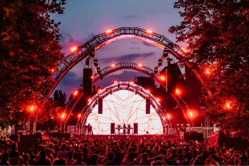 Il palco del Kappa FuturFestival 2026 a Torino, dove Rimmel London è Beauty Partner ufficiale