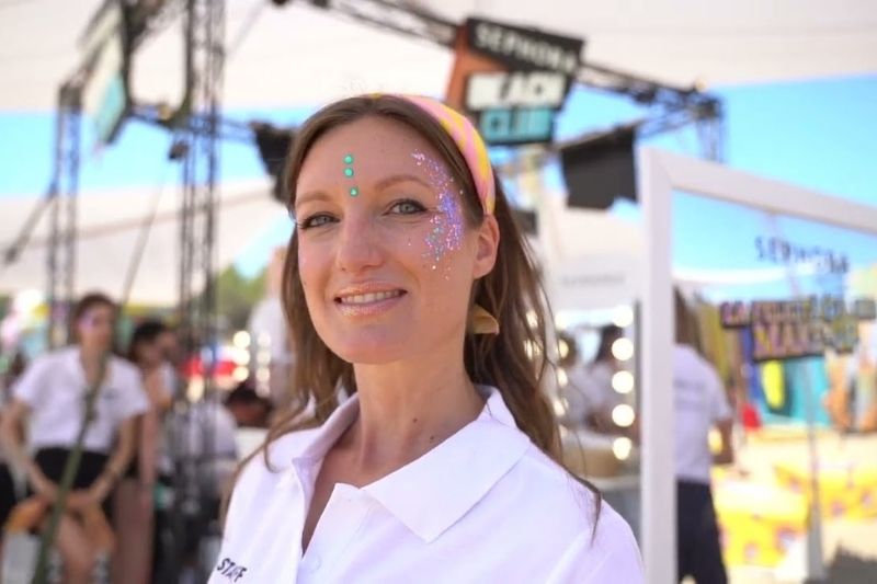 Beauty station Sephora al Jova Summer Party con make-up festival e decorazioni glitter