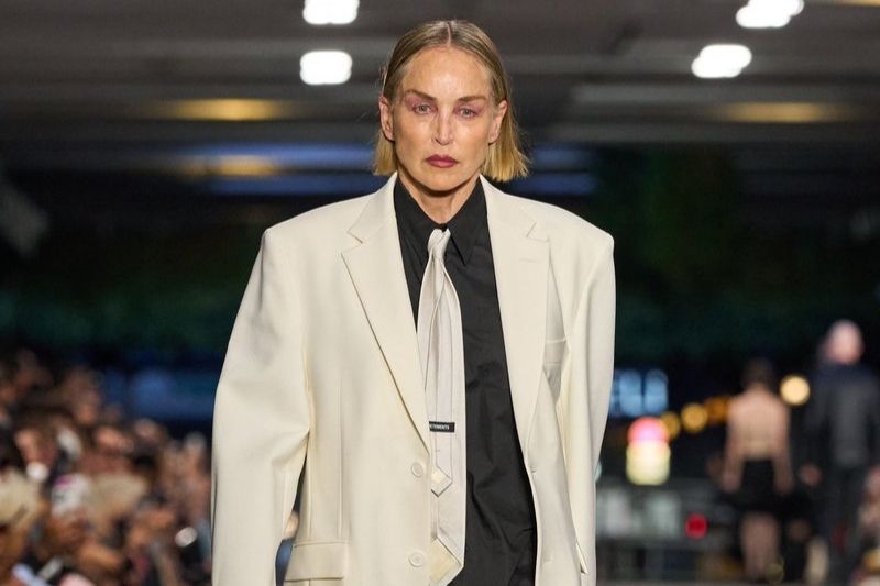 Sharon Stone sfila per Vetements con blazer bianco oversize e cravatta al contrario alla Paris Fashion Week Primavera Estate 2027
