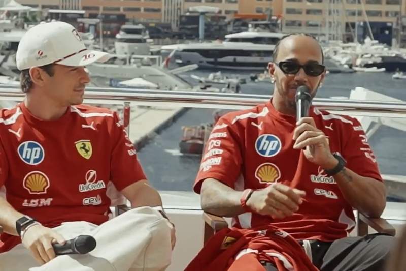 Lewis Hamilton e Charles Leclerc durante un evento della Scuderia Ferrari HP legato alla partnership con SkinCeuticals