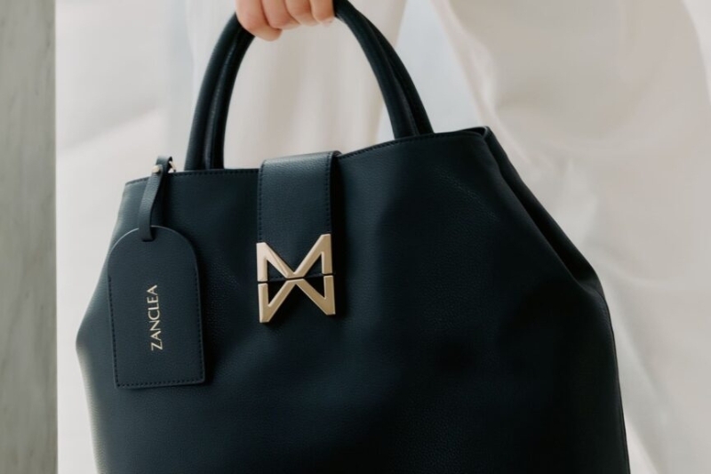Borsa Zanclea nera con dettagli dorati progettata per professioniste e viaggiatrici contemporanee