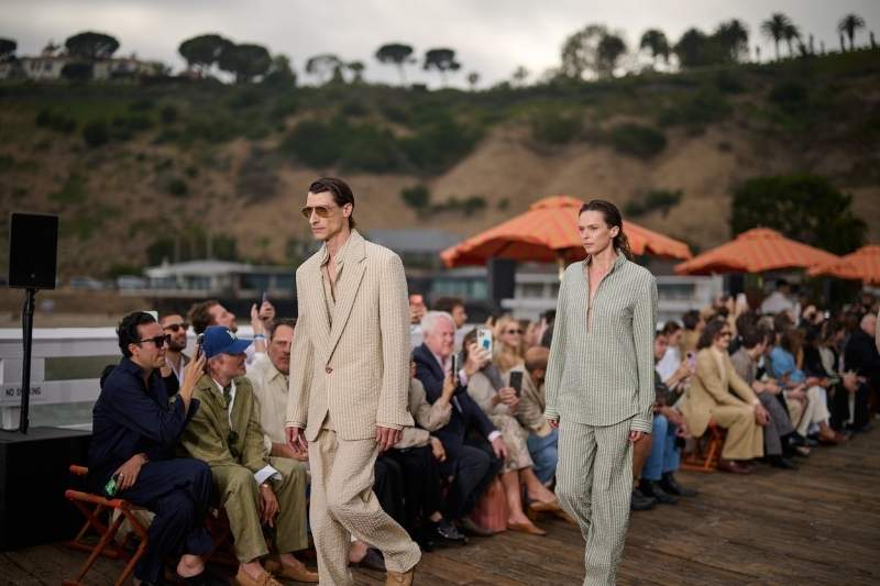 Modelle e modelli sfilano sul Malibu Pier durante la presentazione della collezione ZEGNA Summer 2027 La Villeggiatura
