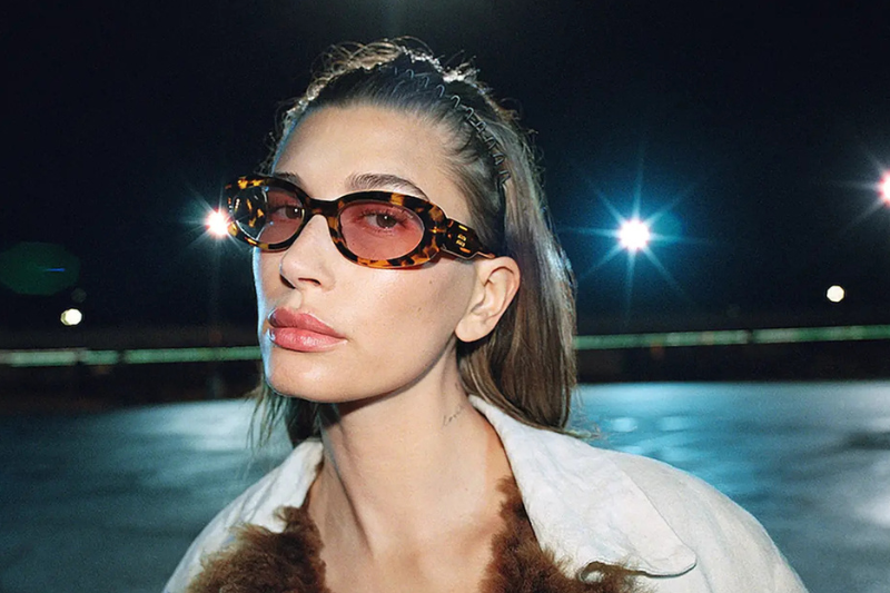 accessori estate 2026, Hailey Bieber indossa la fascia zig zag Miu Miu tra i capelli