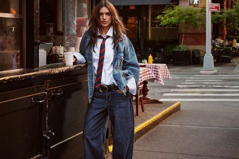 Emily Ratajkowski indossa un total look denim nella campagna Autunno 2026 di Abercrombie & Fitch a New York