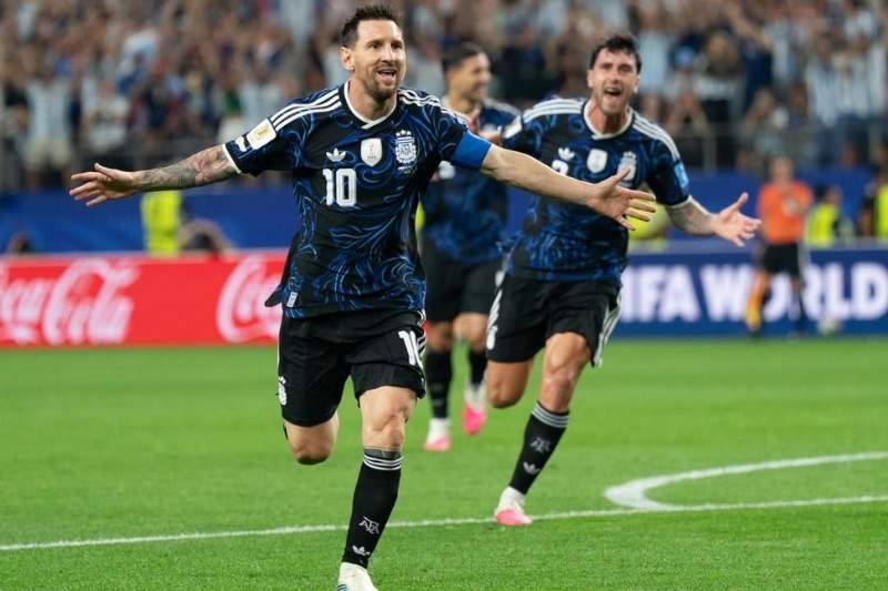 Lionel Messi esulta con la maglia dell’Argentina firmata Adidas durante i Mondiali 2026