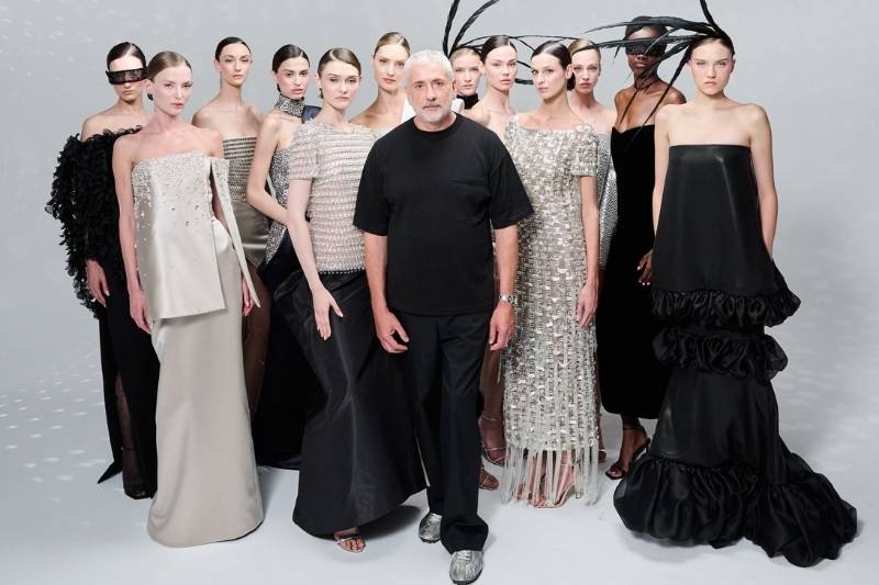Antonio Grimaldi con le modelle della collezione Haute Couture Autunno-Inverno 2026/27 Midnight Swans presentata a Parigi