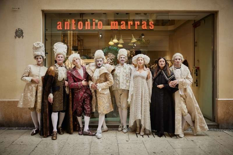 Il cast di Amadeus del Teatro dell'Elfo davanti alla boutique Antonio Marras durante Opera Viva Tournée