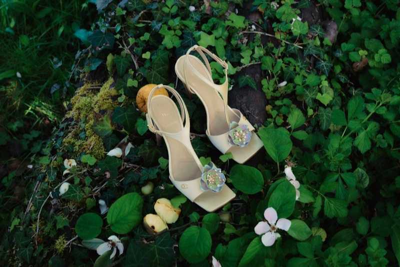 I sandali Dior Bloom della collezione Autunno Inverno 2026/2027 fotografati nella natura, ispirati al motivo della ninfea firmato Jonathan Anderson