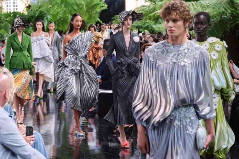 Modelle in passerella durante la sfilata Dior Haute Couture Autunno Inverno 2026/27 firmata da Jonathan Anderson a Parigi