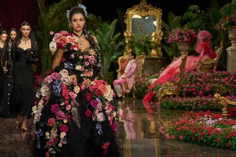 Leonie Cassel sfila con un abito nero ricoperto di rose e fiori tridimensionali alla sfilata Dolce&Gabbana Alta Moda 2026 in Sicilia