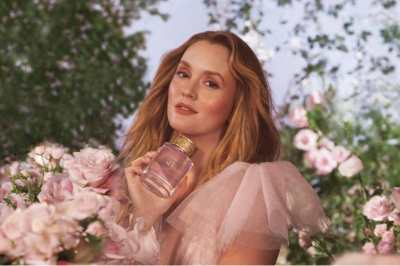 Leighton Meester posa con il profumo Eternal Aura di Elizabeth Arden nella campagna della nuova fragranza