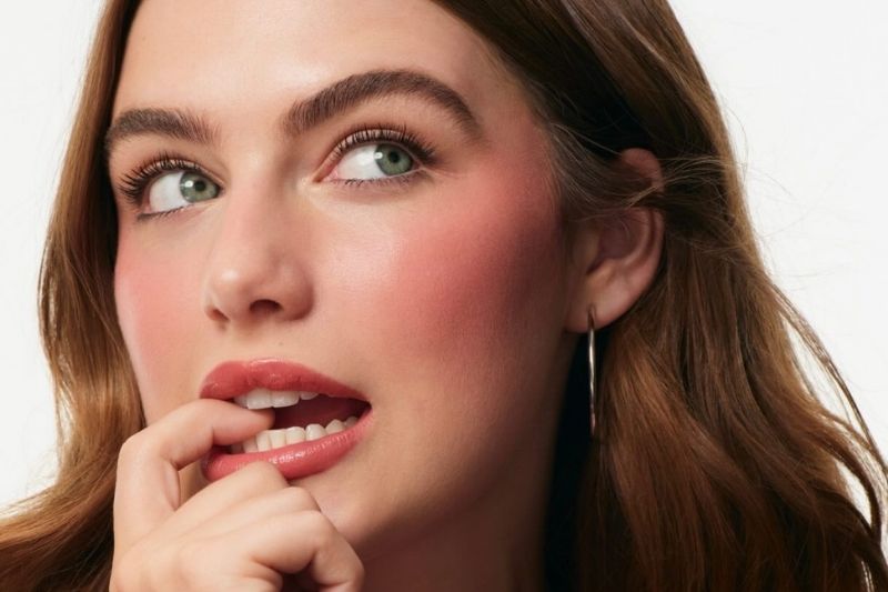 Ella Bright con makeup luminoso e blush rosato nella campagna Rare Beauty Made You Blush