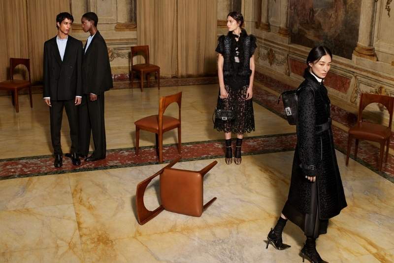 Modelli nella campagna Fendi Autunno Inverno 2026 di Maria Grazia Chiuri, fotografata da Jo Ann Callis in un interno storico di Roma