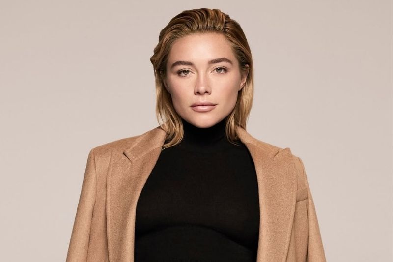 Ritratto di Florence Pugh protagonista della campagna della prima fragranza Max Mara