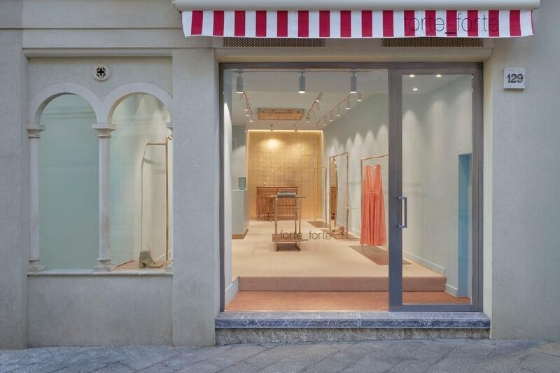Ingresso della boutique pop-up Forte_Forte in Corso Umberto 129 a Taormina